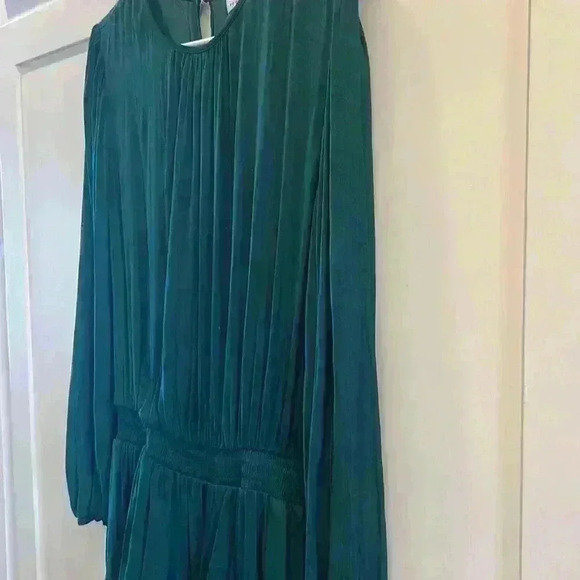 Womens M forest green 100% polyester, feels like silk long sleeve, ruffle bottom - Picture 1 of 11